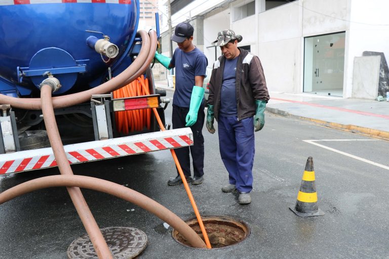 Limpeza na rede coletora do Bairro das Nações segue na Rua Panamá