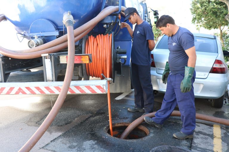 Limpeza preventiva na rede coletora segue na Rua Marrocos nesta sexta-feira, 12