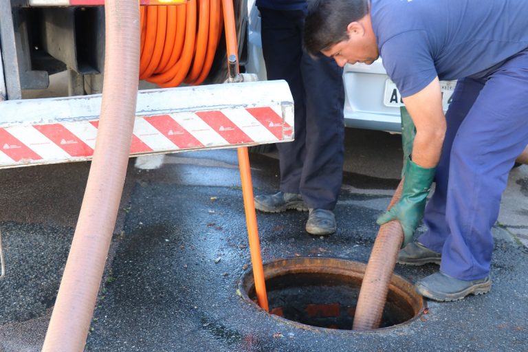 Ruas do Bairro das Nações recebem limpeza preventiva na rede coletora