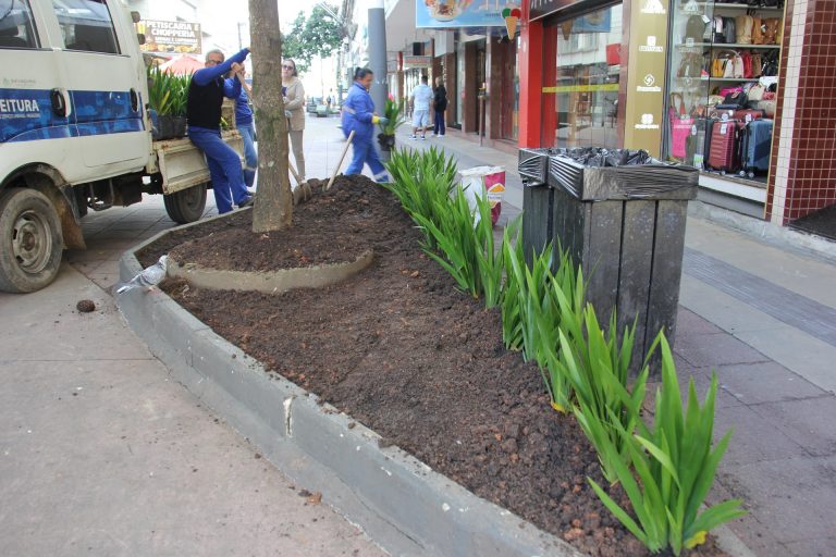 Reparos são realizados no calçadão da Avenida Central