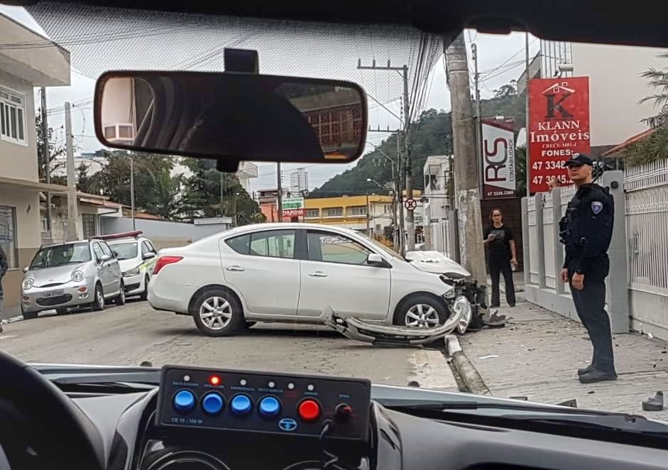 Carro colide em poste no Dom Bosco, em Itajaí 1 acidente dom bosco
