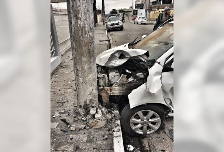 Carro colide em poste no Dom Bosco, em Itajaí