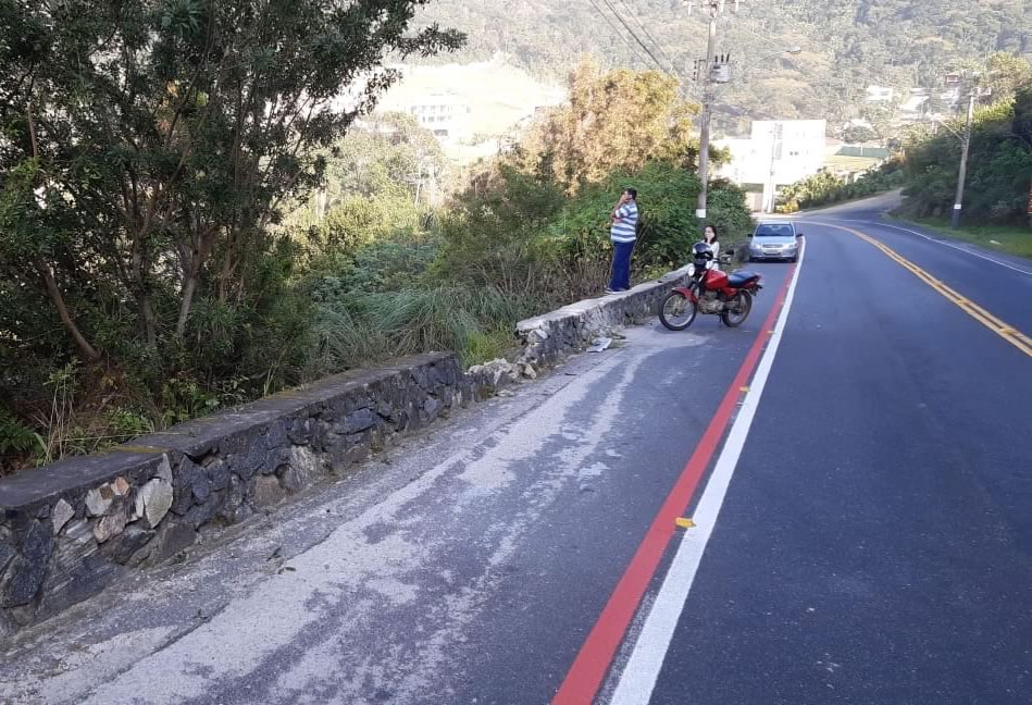 Motorista perde o controle do carro e cai em ribanceira na Interpraias 1 interpraias