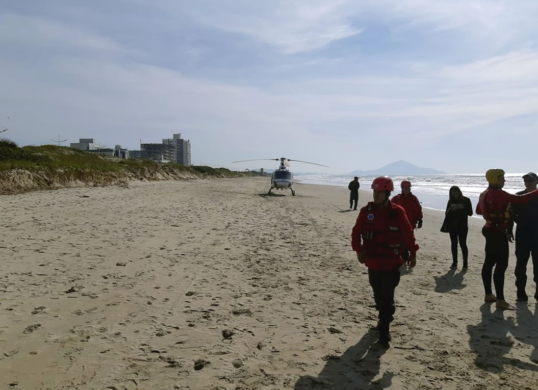 Mulher morre após entrar no mar na praia central de Navegantes; Bebê está desaparecido