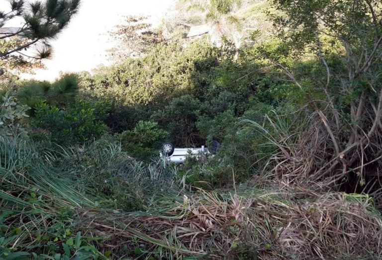Motorista perde o controle do carro e cai em ribanceira na Interpraias