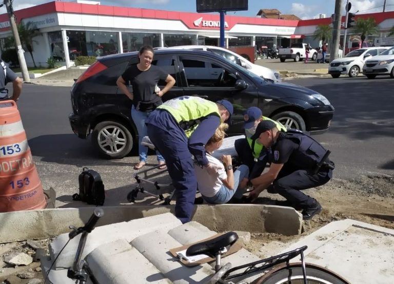 Ciclista é atropelada na Barra do Rio, em Itajaí
