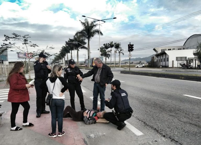 Acidente entre táxi e bicicleta elétrica deixa mãe e filha feridas em Itajaí