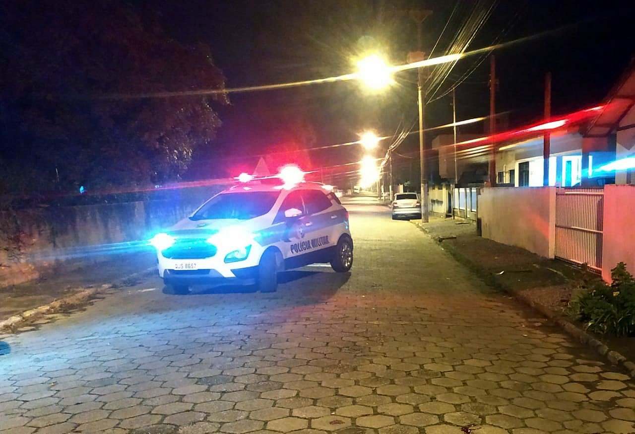 Homem morre após sacar arma contra policiais