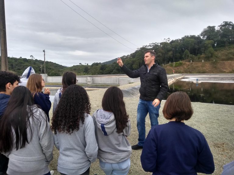 Alunos do projeto Jovem Cidadão conhecem aterro sanitário