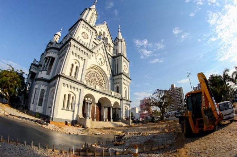 Avançam as obras no Largo da Igreja Matriz