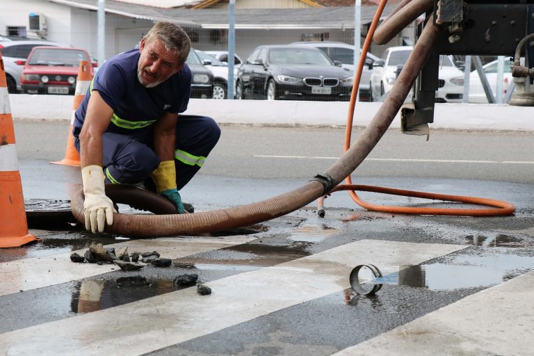 Bairro Pioneiros recebe limpeza preventiva da rede coletora