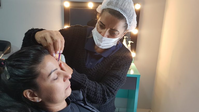 Casa da Mulher oferece designer de sobrancelhas gratuito