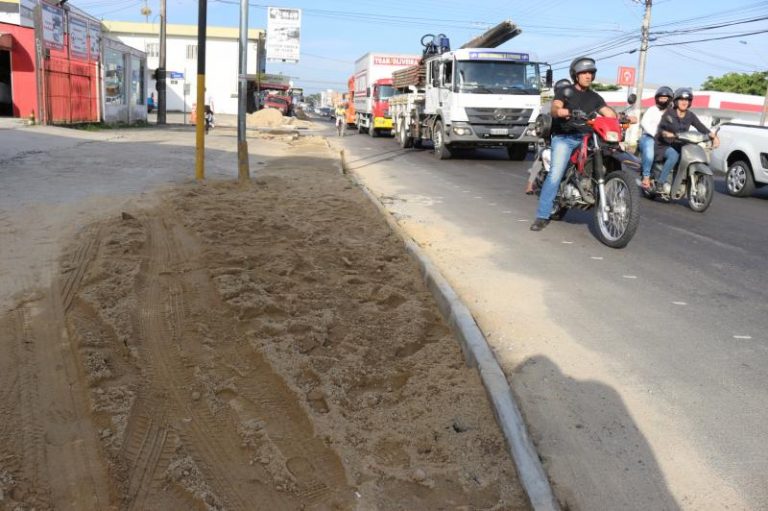Começa a instalação das calçadas nas rua Alfredo Eicke e Aleixo Maba