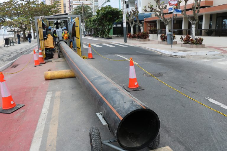 Instalação de tubos do Emissário na galeria da Av. Atlântica tem início