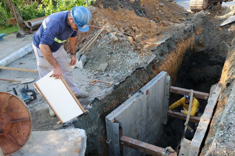 Obra de interligação da rede coletora iniciou no Bairro dos Municípios