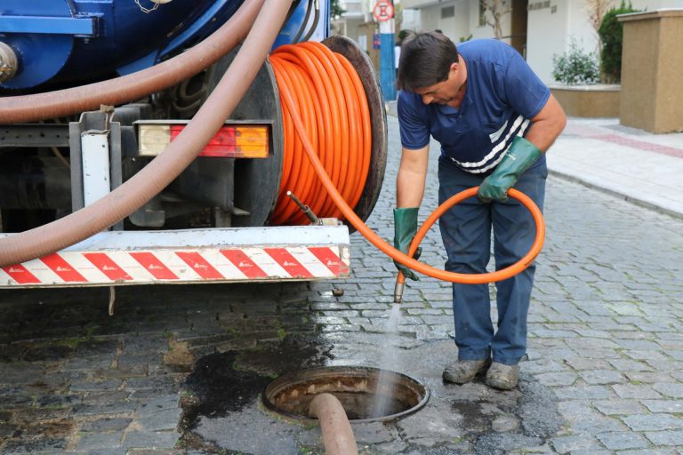 Limpeza preventiva da rede coletora é realizada em ruas do Centro