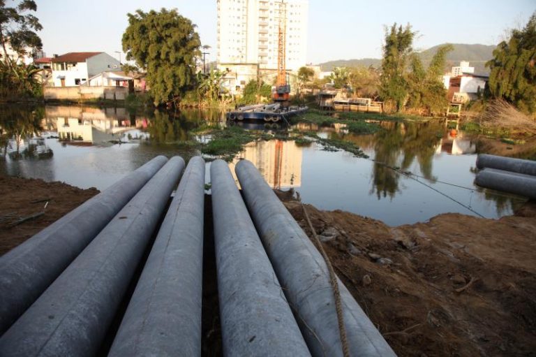 Primeiras estacas de nova ponte são colocadas no rio Itajaí-Mirim