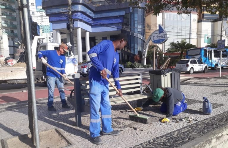 Restauração de bancos da orla da Praia Central é concluída