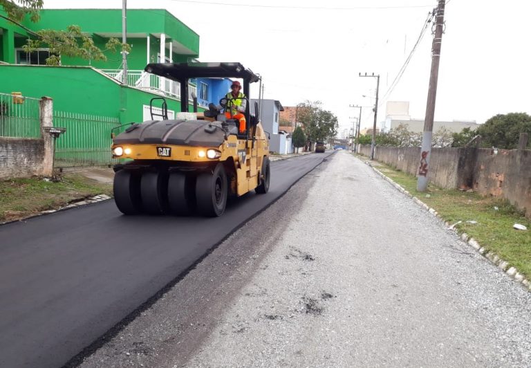 Secretaria de Obras trabalha na pavimentação da Rua Barra Velha