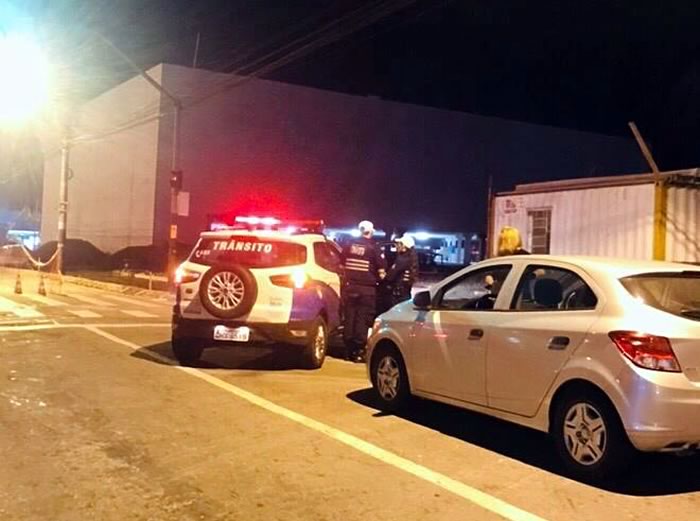 Mulher é flagrada  dirigindo alcoolizada na Avenida do Estado
