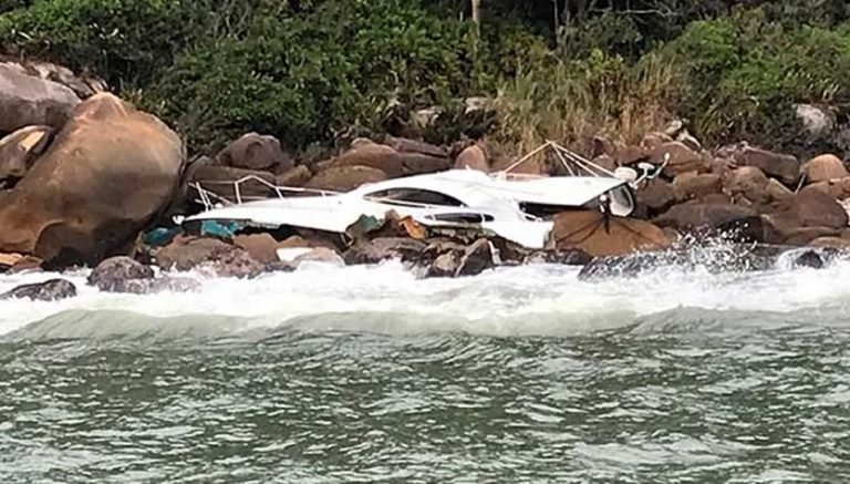 Família é resgatada após lancha atingir costão na Praia de Taquarinhas
