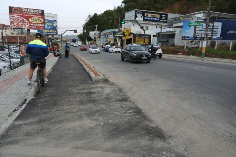Avenida Santa Catarina, em Camboriú, recebe canteiro central
