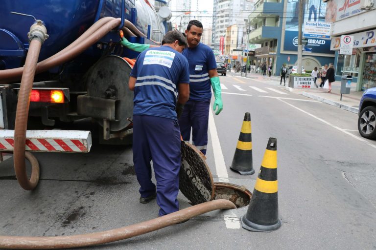 Inicia segunda etapa da limpeza preventiva na rede coletora do Centro