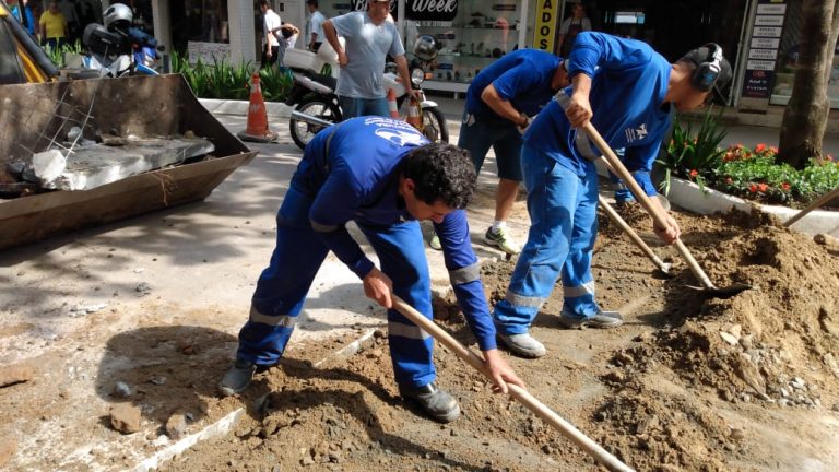 Obras faz a construção de bocas de lobo no Calçadão da Central
