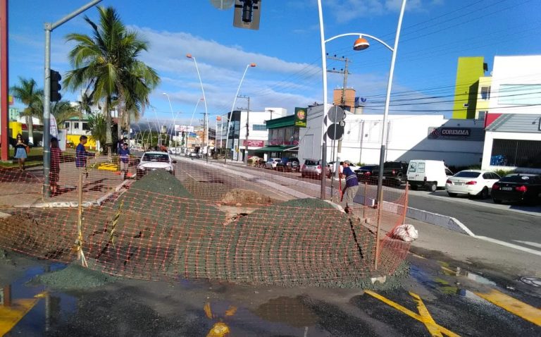 Trânsito interrompido para conserto em rede de esgoto na Rua Biguaçu