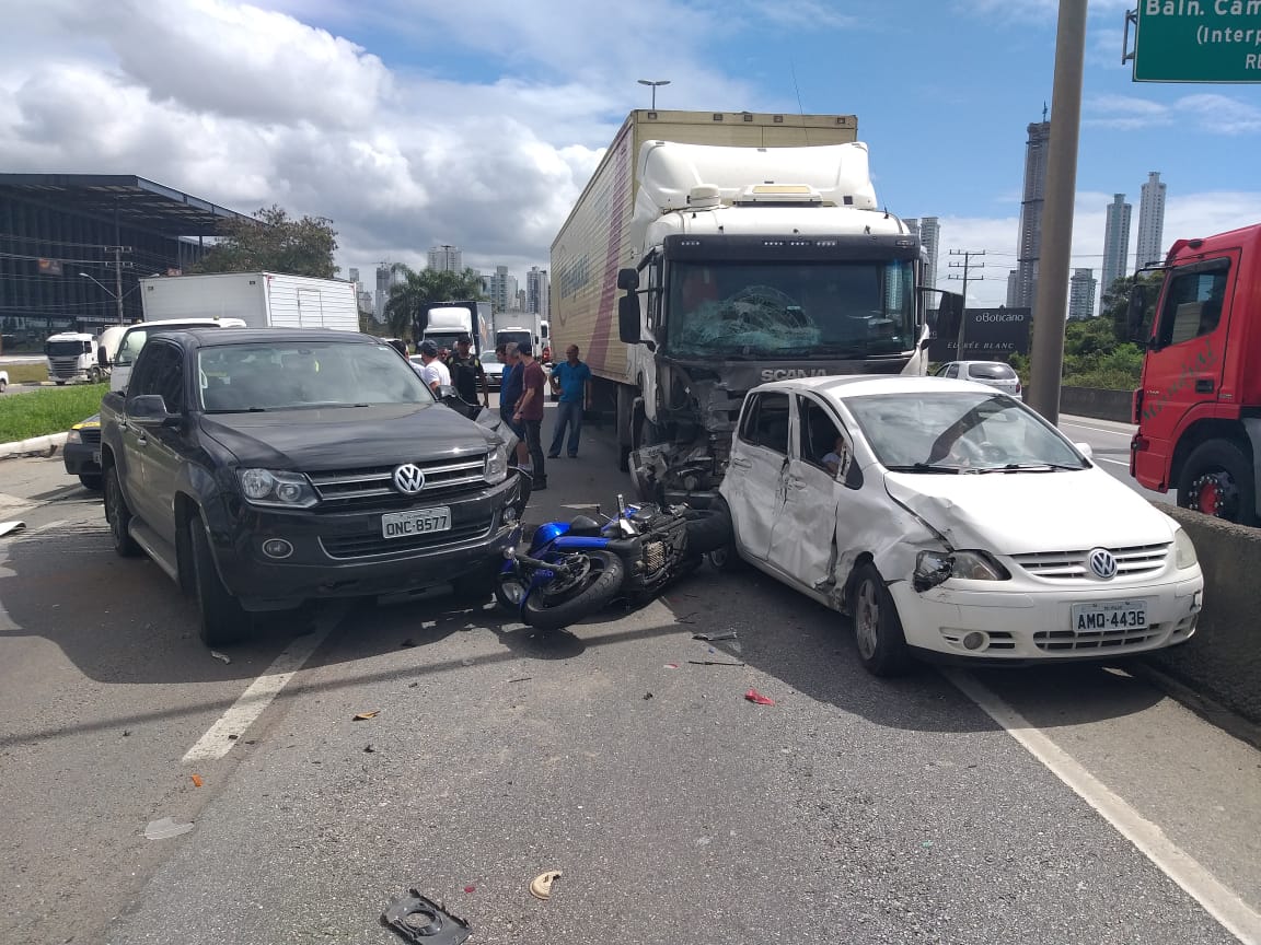 Caminhão engaveta quatro veículos na BR-101 em BC 1 acidente br 101 1