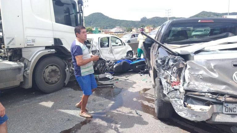 Caminhão engaveta quatro veículos na BR-101 em BC