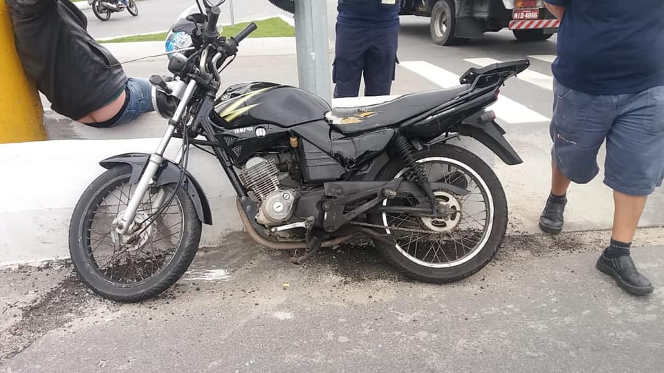 Agentes de Trânsito atendem dois acidentes em sequencia na marginal e na BR-101 1 moto viaduro 3100