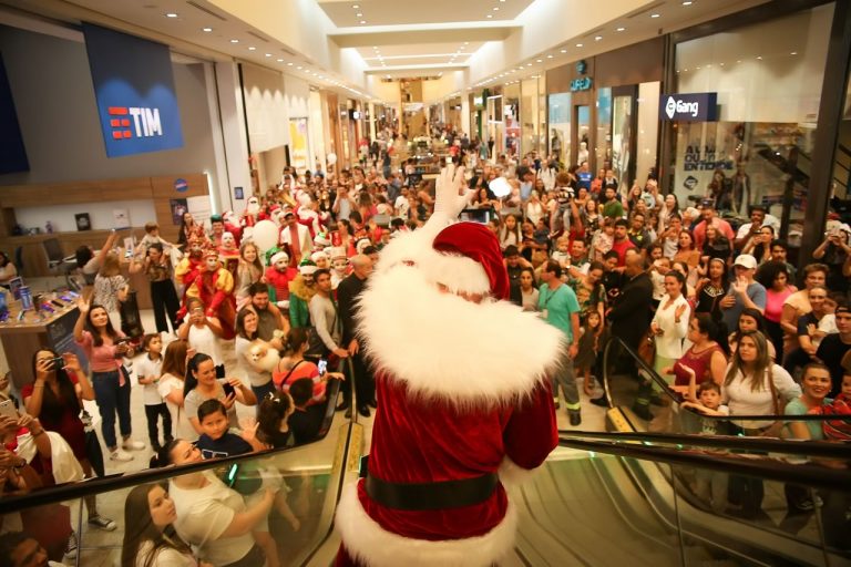 Musical de Natal emociona o público e dá boas-vindas ao Papai Noel no Balneário Shopping