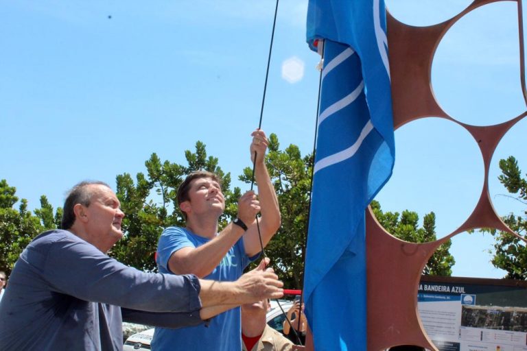 Bandeira Azul é hasteada nas praias de Estaleiro e Estaleirinho