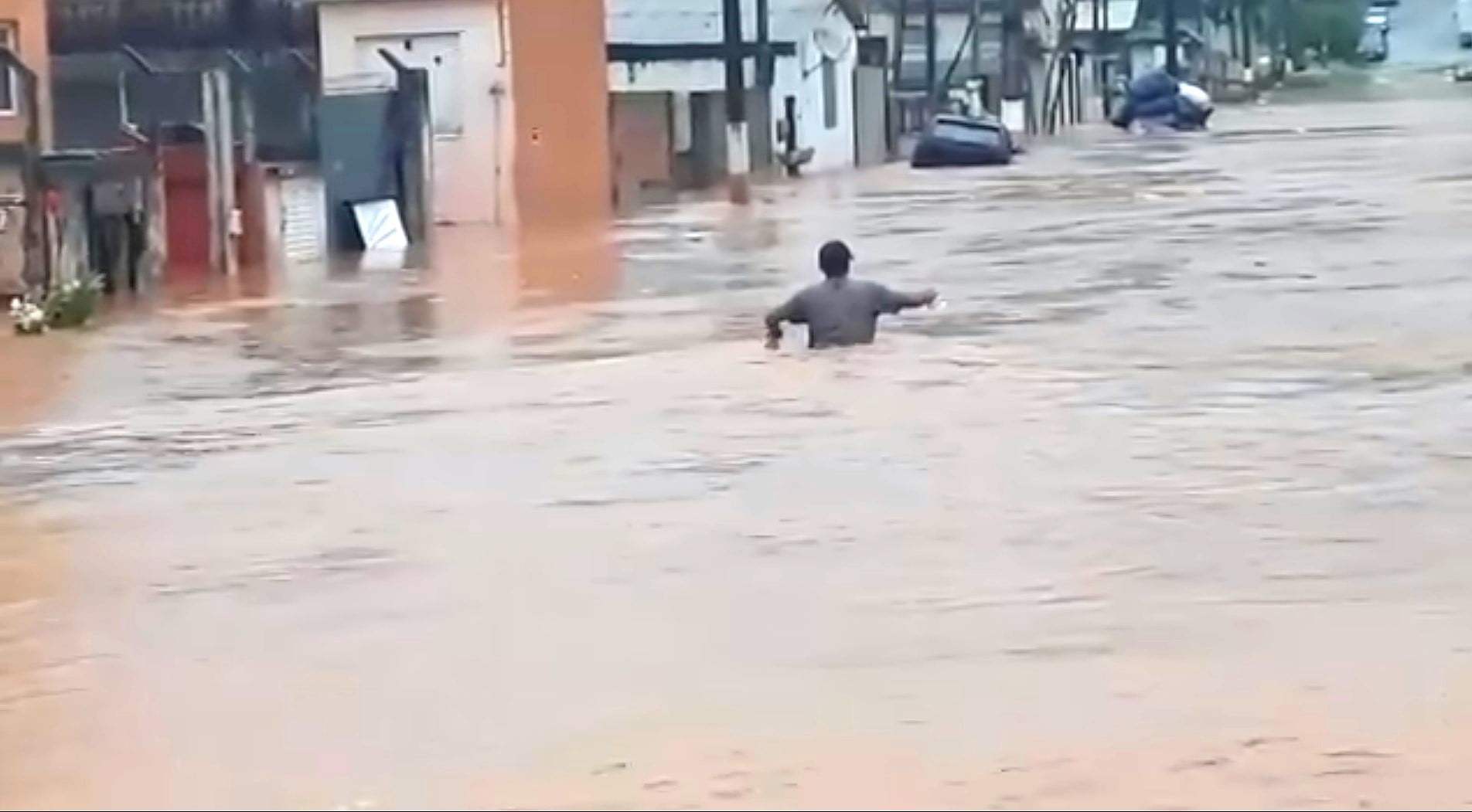 Chuva forte causa alagamentos e estragos na região