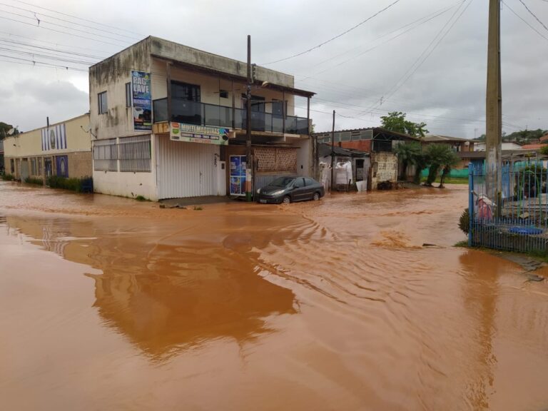 Após estragos, Defesa Civil mantém alerta para fortes chuvas em SC