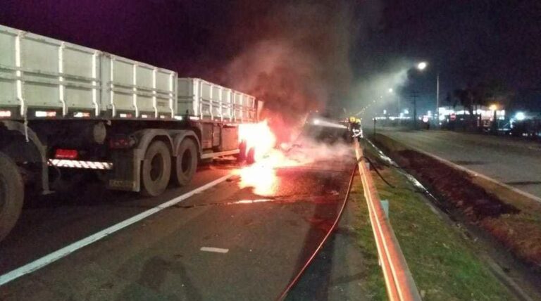 Caminhoneiro morre carbonizado em acidente na BR-101 em Itajaí