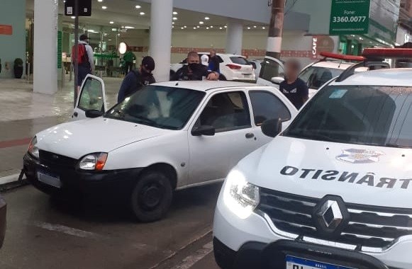 Agentes de Trânsito autuam veículo que trafegava pela ciclofaixa