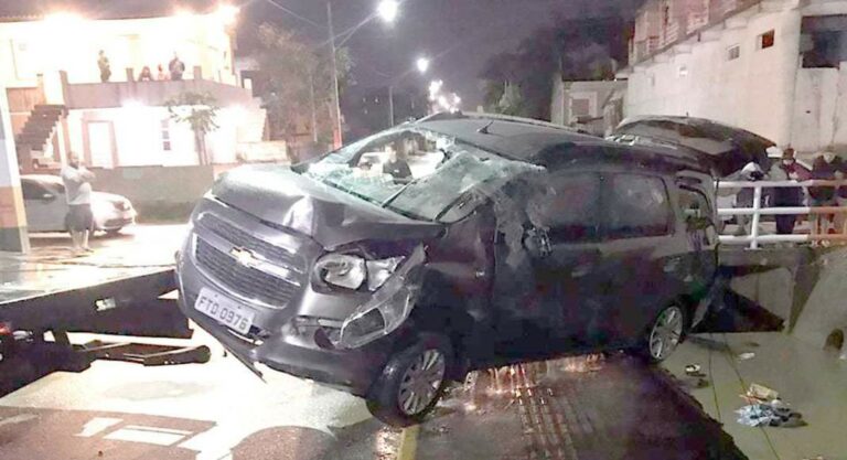 Carro com grávida à bordo cai em vala no Monte Alegre