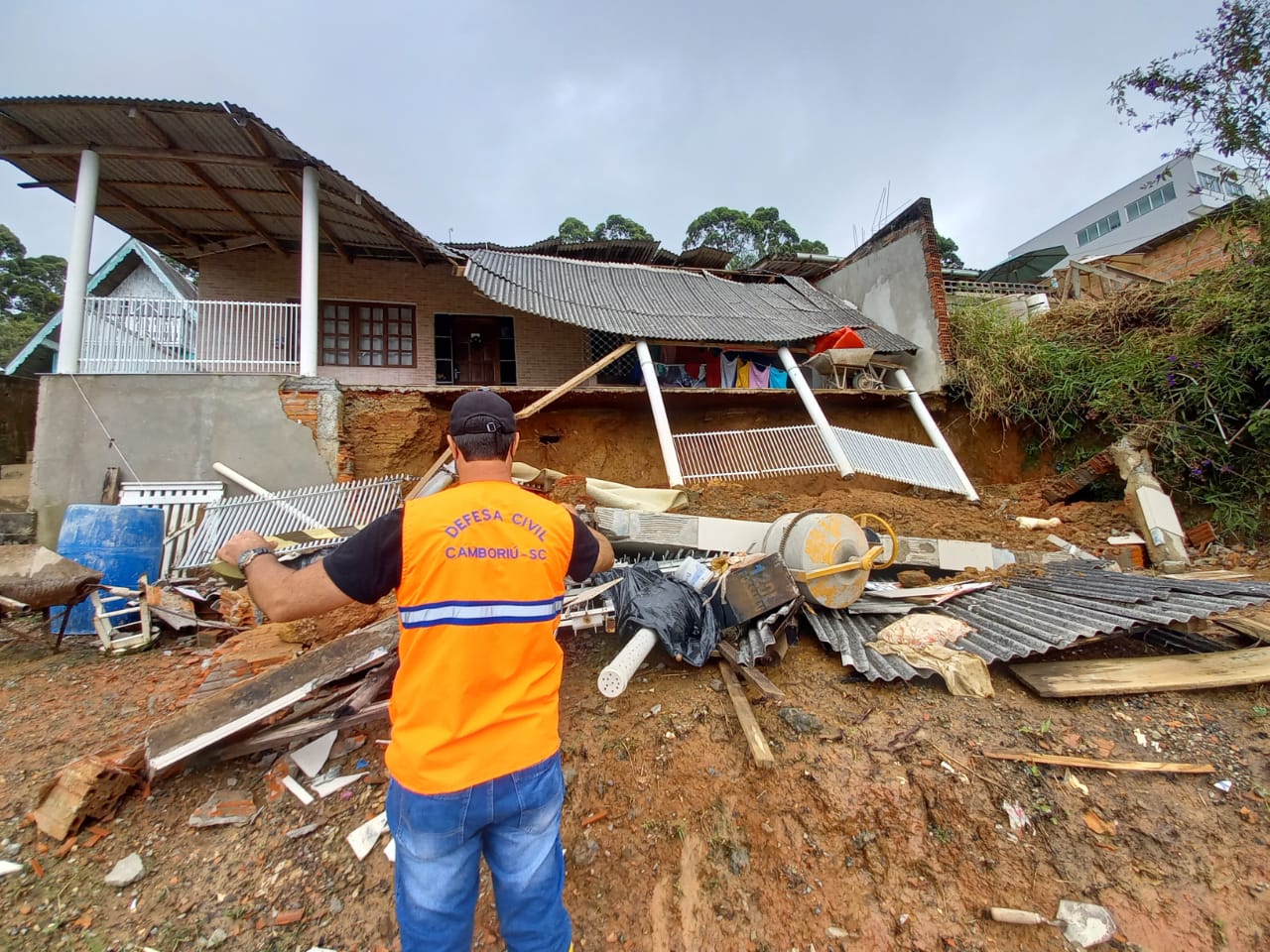 Chuva da madrugada: Monte Alegre é o bairro mais atingido em Camboriú 1 desabamento casa monte alegre
