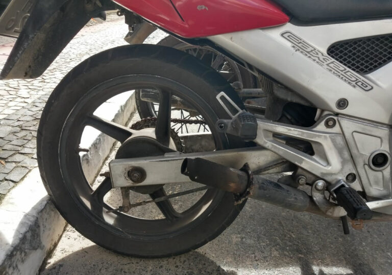 Motociclista é autuado após ser flagrado transitando na contramão