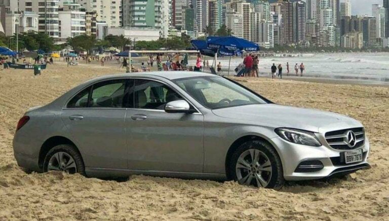 Motorista atola Mercedes na Praia de Balneário Camboriú