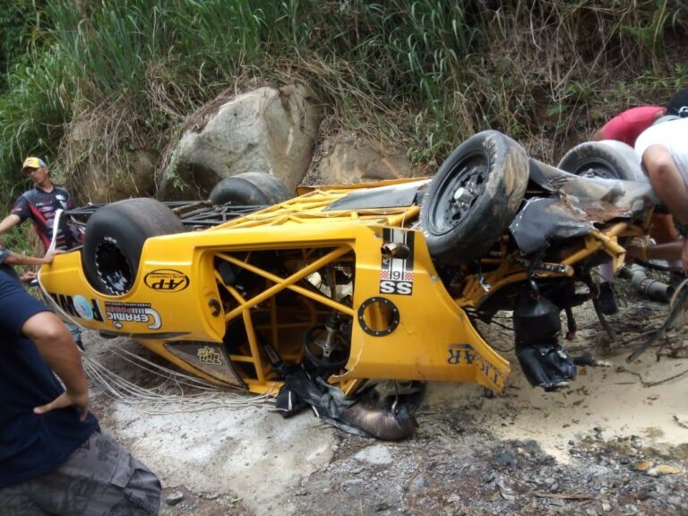 Piloto perde controle de Opala e se acidenta no SpeedWay Music Park