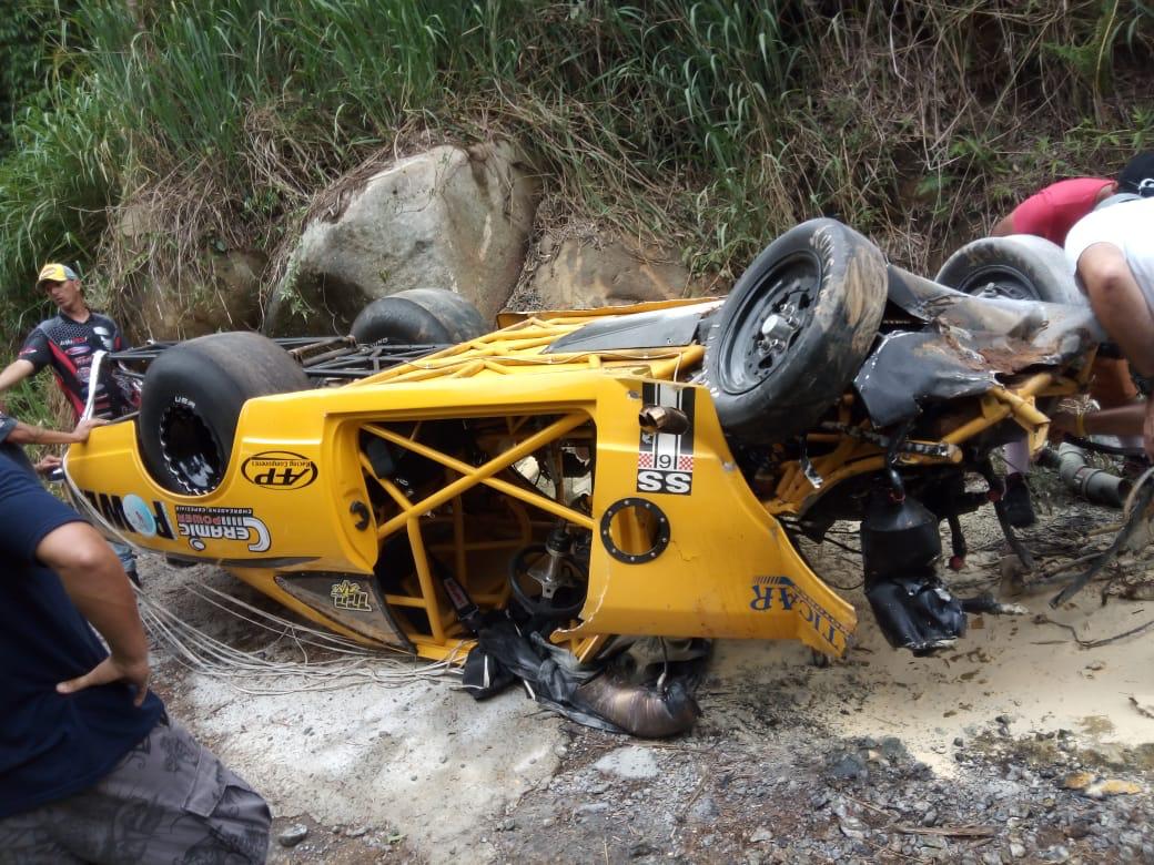 Piloto perde controle de Opala e se acidenta no SpeedWay Music Park