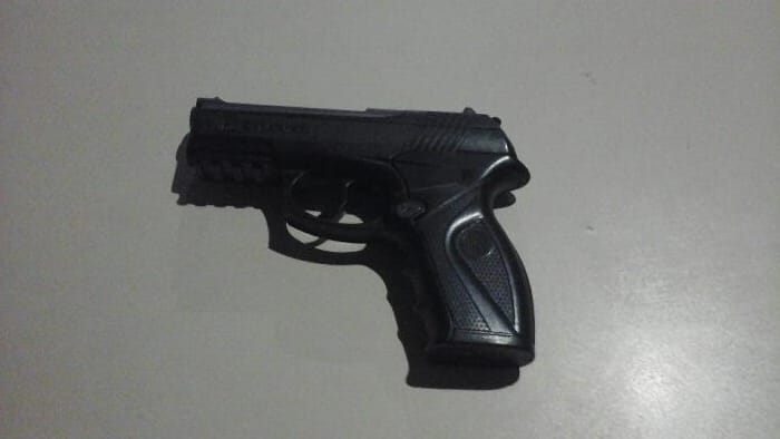 Homem é preso após usar pistola de airsoft para ameaçar ex-companheira e seus familiares