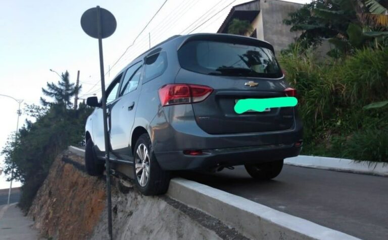 Motorista erra entrada da Av. Panorâmica, volta de ré e causa acidente