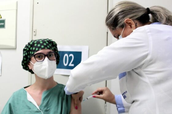 Hospital Marieta inicia vacinação de profissionais da linha de frente nas UTIs Covid