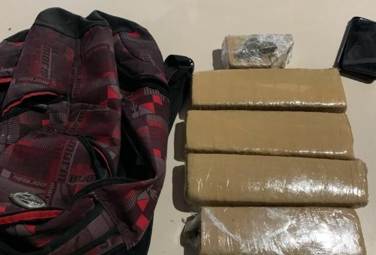 Homem é preso carregando 2,5 kg de maconha em mochila