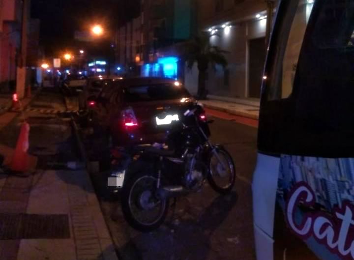 Motociclista entorpecido causa acidente na Rua 2550