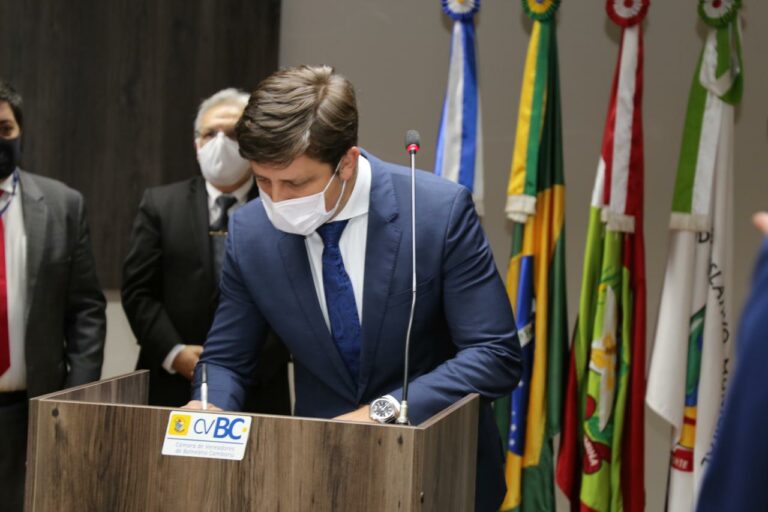 Fabrício Oliveira toma posse do segundo mandato como prefeito